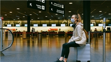 Frau am Flughafen