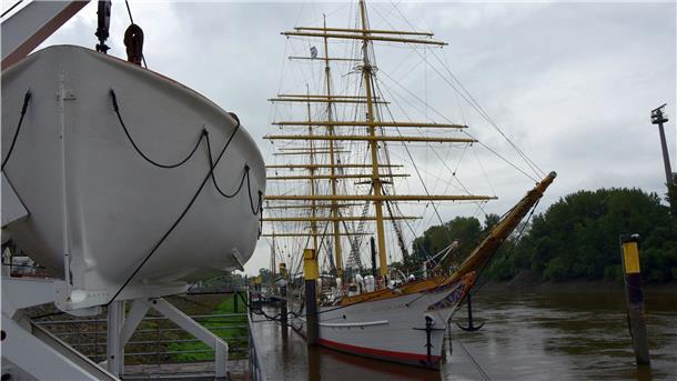 Ein Dreimaster liegt an der Weser