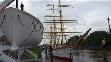 Ein Dreimaster liegt an der Weser