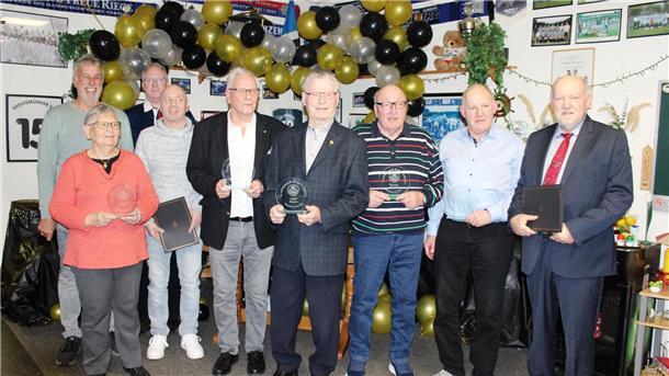 ESC Geestemünde ehrt langjährige Mitglieder Gruppenfoto der Jubilare des ESC Geestemünde vor schwarzen und goldenen Ballons