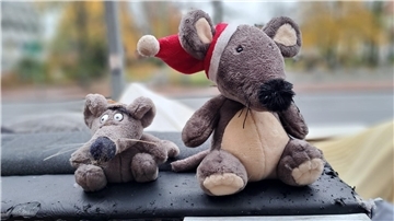 Stofftiere sitzen auf Sperrmüll