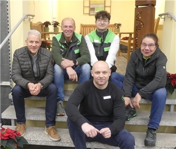 Freuen sich über die Neueröffnung: hinten v.l. Bereichsleiter Sven Weyts, Marktleiter Detlef Mangels, Azubi Julian Dejewski, Mitarbeiterin Sandra Joost und vorne Mitarbeiter Lukasz Dejewski.