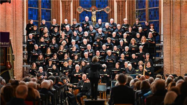 Stadtkantorei überzeugt mit Händels Messias Kantorei im Altarraum