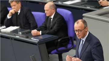 CDU-Chef Friedrich Merz bei der Migrationsdebatte im Bundestag, im Hintergrund Bundeskanzler Olaf Scholz und Vizekanzler Robert Habeck