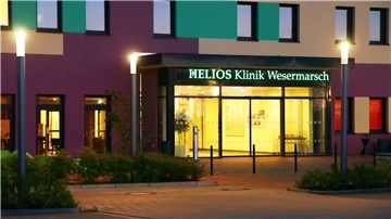 Eingang zur Helios-Klinik in Nordenham in der Dunkelheit.