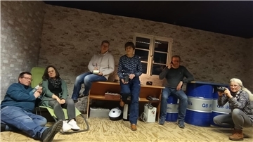 Die Theatergruppe Glinstedt während einer Probe. Ab dem 7. März stehen mehrere Aufführungen an.