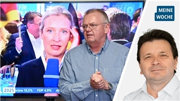 Bürgermeister Torsten Neuhoff (CDU) am Wahlabend vor einem Bildschirm mit Alice Weidel. 