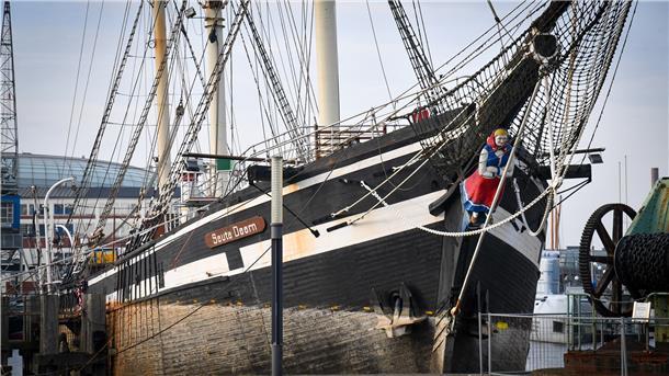 Schiff im Hafen.