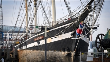 Schiff im Hafen.