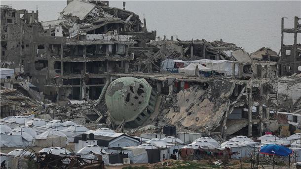 Ein Zeltlager für vertriebene Palästinenser wird inmitten zerstörter Gebäude westlich von  Gaza-Stadt errichtet