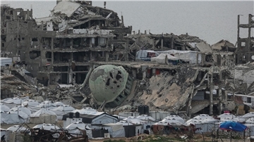 Ein Zeltlager für vertriebene Palästinenser wird inmitten zerstörter Gebäude westlich von  Gaza-Stadt errichtet