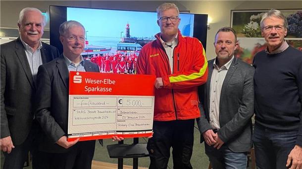 Rotary Club spendet 5.000 Euro an die DLRG Bremerhaven Fünf Männer und ein Riesenscheck.