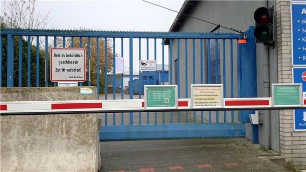 Abgesperrter Betrieb in Nordenham. Es handelt sich um den Baustoffhandel des Unternehmers, der im „Königreich Deutschland“ agiert.