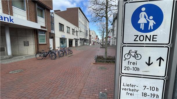 Blick in die menschenleere Nordenhamer Fußgängerzone. Die Stadt Nordenham hofft auf Fördermittel, um die Aufenthaltsqualität verbessern zu können.  