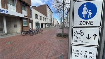 Blick in die menschenleere Nordenhamer Fußgängerzone. Die Stadt Nordenham hofft auf Fördermittel, um die Aufenthaltsqualität verbessern zu können.  