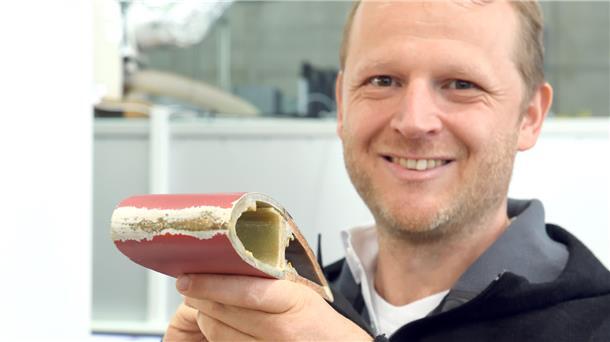 ein Mann hält einen Gegenstand