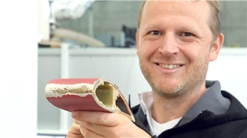 ein Mann hält einen Gegenstand