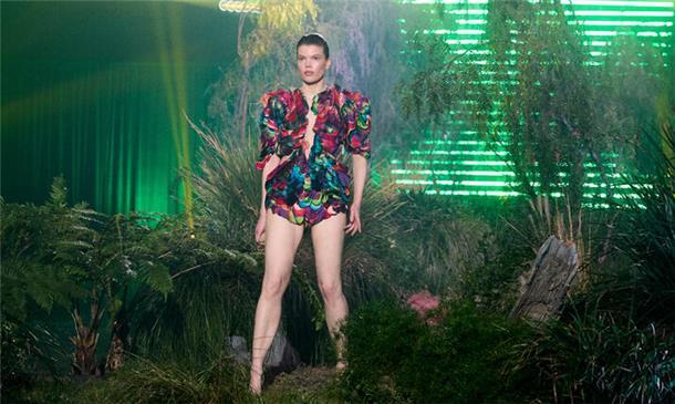 Eine Runde weiter bei GNTM: Xenia aus Loxstedt bekommt die begehrte Bettwäsche Model steht in Urwald-Kulisse- Xenia aus Loxstedt bei GNTM.