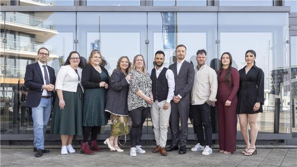 Die zehn neuen Pflegefachleute, die ihre Ausbildung an der Ursula-Kaltenstein-Akademie für Gesundheit und Pflege der AWO Bremerhaven erfolgreich abgeschlossen haben.