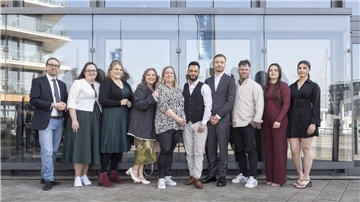 Die zehn neuen Pflegefachleute, die ihre Ausbildung an der Ursula-Kaltenstein-Akademie für Gesundheit und Pflege der AWO Bremerhaven erfolgreich abgeschlossen haben.