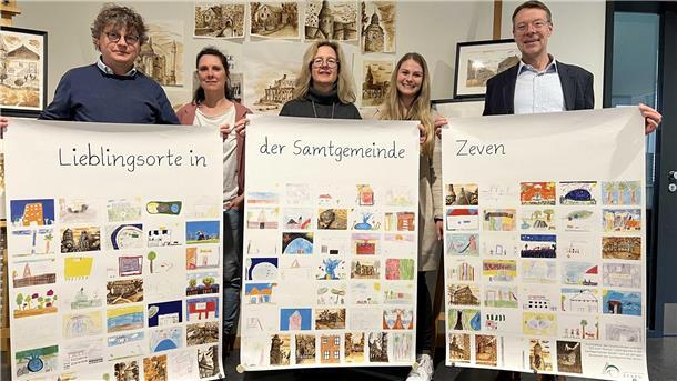 Vertreter der Samtgemeinde und der Schulen präsentieren die Plakate mit Motiven schönster Plätze.