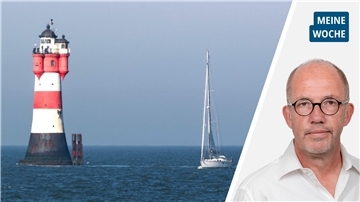 Ein Segelboot kreuzt neben einem Leuchtturm. Für den Leuchtturm Roter Sand wird ein neuer Standort gesucht. Fedderwardersiel gehört zu den Finalisten.