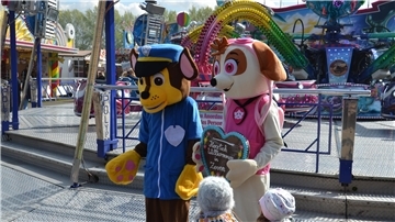 Zwei Maskottchen der Serie Paw Patrol bei der Jahrmarkt-Eröffnung.