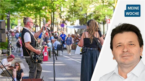 Ein Mann und eine Frau machen Musik auf einer Straße bei sommerlichem Wetter.  