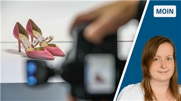 Links sind rosa High-Heels zu sehen, rechts ist die Reporterin zu sehen, die in die Kamera lächelt. 