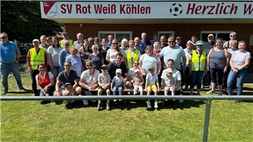Eine Gruppe Menschen hat sich zum Foto aufgestellt