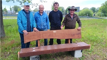 Eigeninitiative und Spende schaffen Bänke in Elsdorf