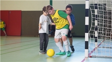 Blindenfußball gibt Kindern ein Stück Alltag