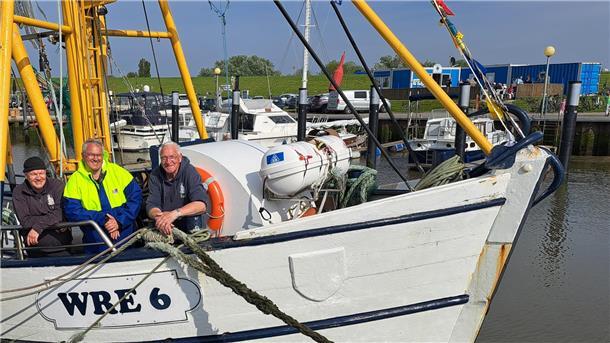 Kutter „Claudia“: Die besten Fotos von der Fangfahrt für den Krabbentag Kapitän Olaf Schmidt (v.l.), Reeder René Schmidt und Krabbenfischer Rolf Müller nach der Fangfahrt im Kutterhafen Wremen.