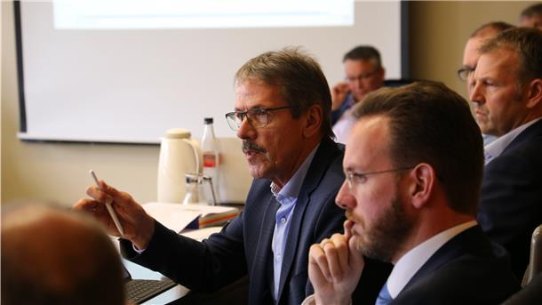 Politiker diskutieren im Finanzausschuss über die Haushaltssperre