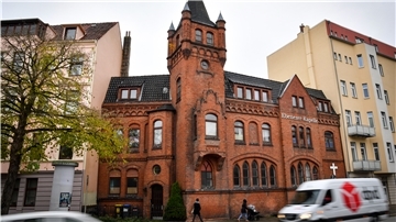 Eine Kirche an einer befahrenen Straße.