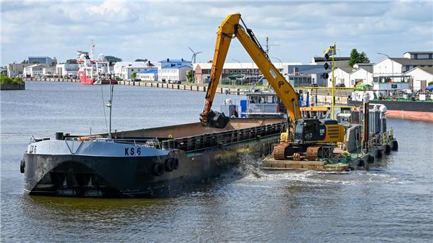 Warum rund um die Fischereihafen-Schleuse gearbeitet wird Baggerarbeiten auf dem Wasser vor der Fischereihafen-Schleuse