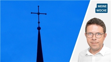 Die Collage zeigt links die Spitze eines Kirchturms und rechts Redakteur Timo Kühnemuth.