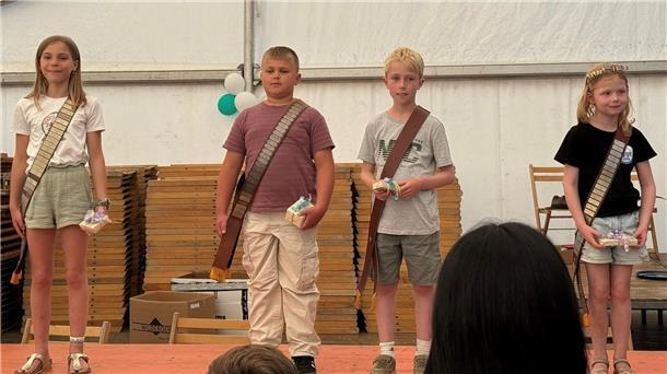 Sieger beim Kinder-Schützenfest in Beverstedt: Vicekönigin Antonia (v.l.), Vicekönig Henry, König Jonah und Königin Greta. 