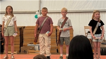 Sieger beim Kinder-Schützenfest in Beverstedt: Vicekönigin Antonia (v.l.), Vicekönig Henry, König Jonah und Königin Greta. 