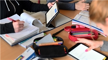 Kinder arbeiten mit Tablets