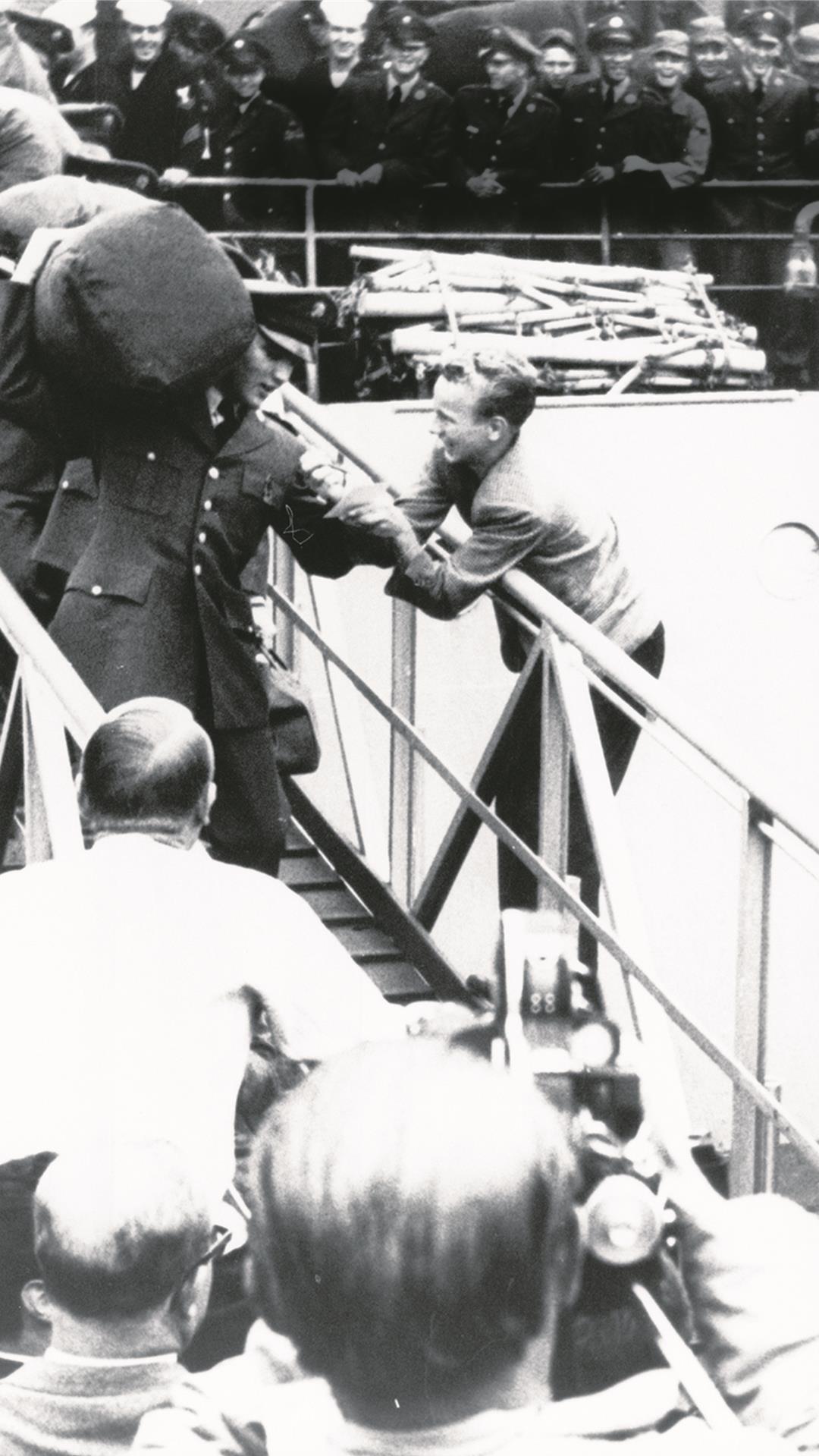 Elvis Presley geht am 1. Oktober 1958 an der Columbuskaje von Bord des US-Truppentransporters "USS General Randall". 