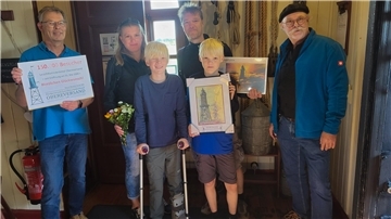 Kristian Pradel (links) und Gerit Moret (rechts) vom Förderverein Leuchtturmdenkmal Obereversand begrüßen Familie Becker aus bad Nenndorf als 150.000. Besucher des Turms.
