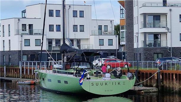 Die Segelyacht „Suuk‘iik II“ liegt zurzeit im Landwehrkanal von Cuxhaven.