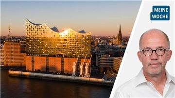 Die Elbphilharmonie in Hamburg im goldenen Licht der untergehenden Sonne.