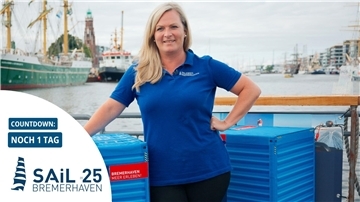 Eine Frau in einem blauen Hemd.