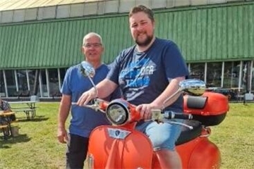 Miguel Gorski, der Gewinner des E-Rollers, mit dem ehrenamtlichen Helfer Bernd Terbrack.