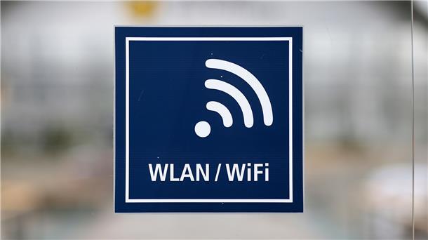 Bremerhaven hat kein Geld für freies WLAN WLAN-Symbol, blaues Schild an Glasscheibe, weiße Schrift auf blauem Grund.