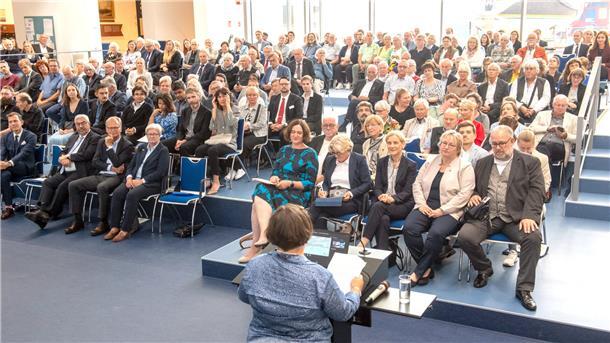 Menschen im Schifffahrtsmuseum.
