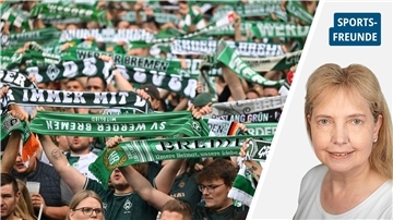 Werder-Fans feiern mit Schals ihre Mannschaft