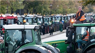 Viele Trecker auf einerStraße